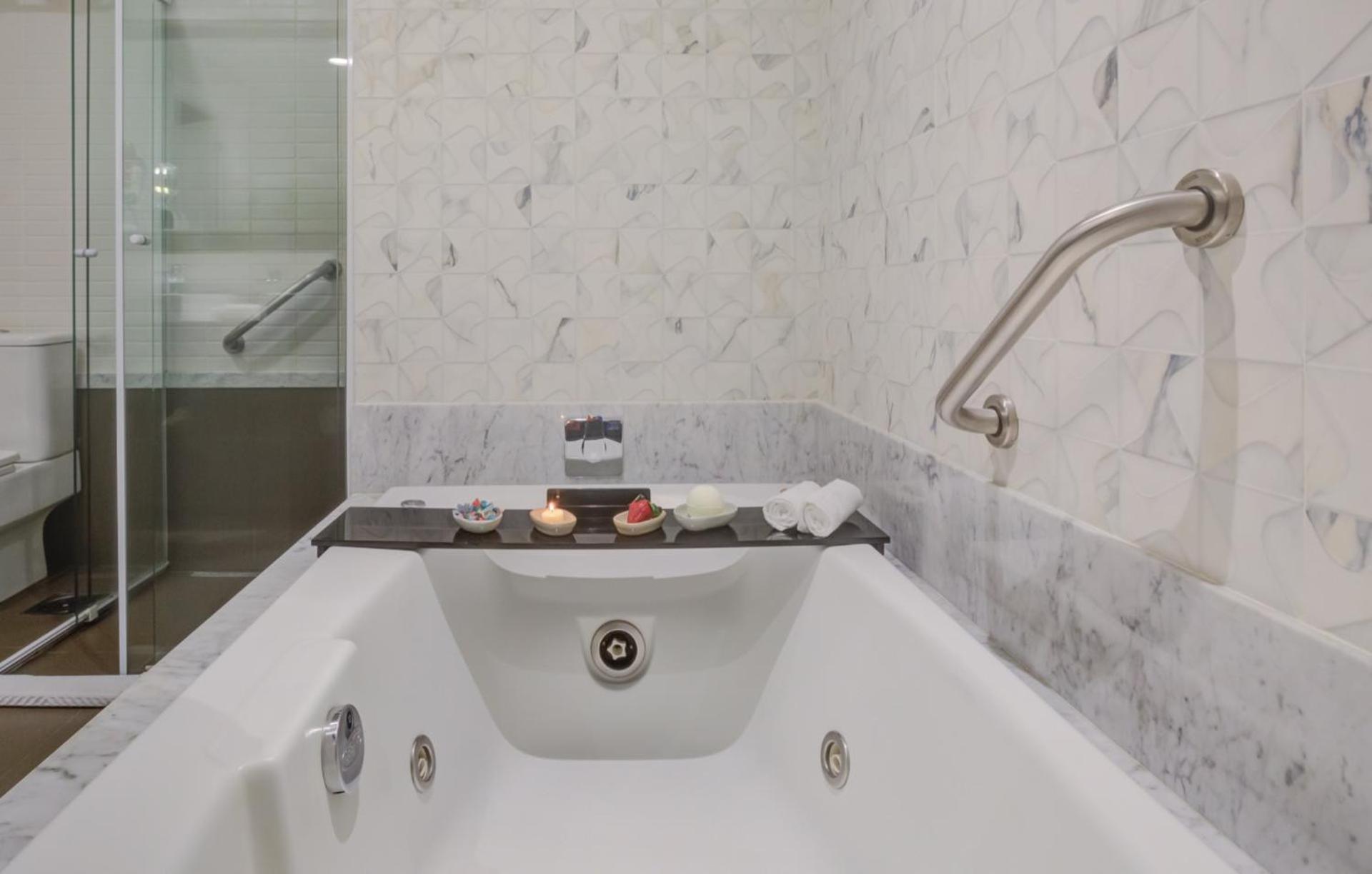 Transamerica Collection 戈亚尼亚 外观 照片 A bathtub with a shower door