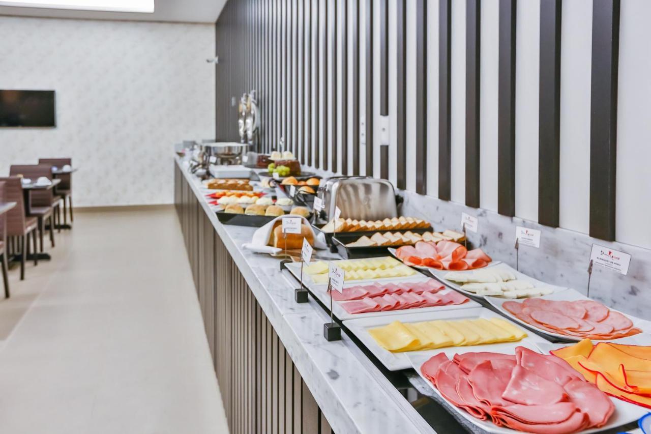 Transamerica Collection 戈亚尼亚 外观 照片 A buffet at a hotel