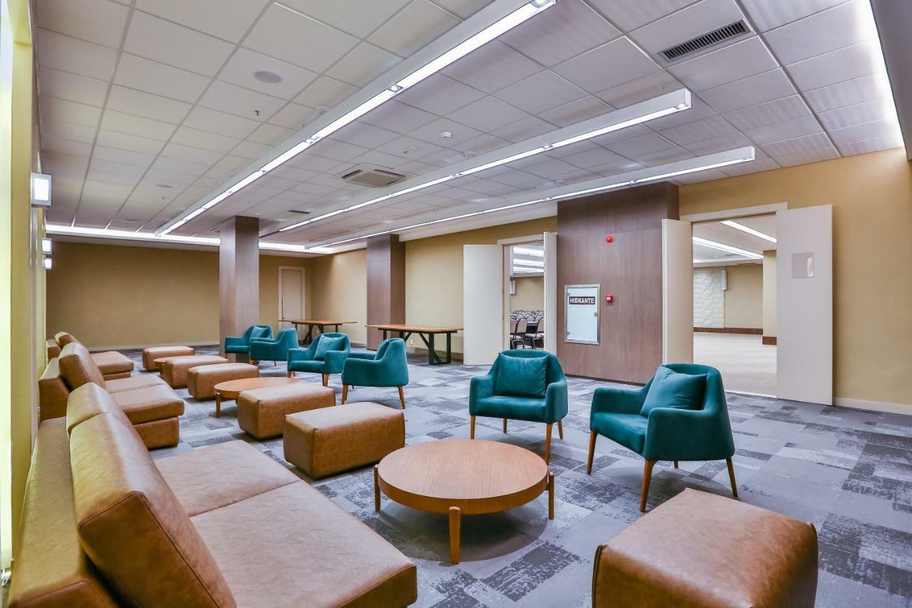 Transamerica Collection 戈亚尼亚 外观 照片 The 2018 renovated lobby of the Student Union Building