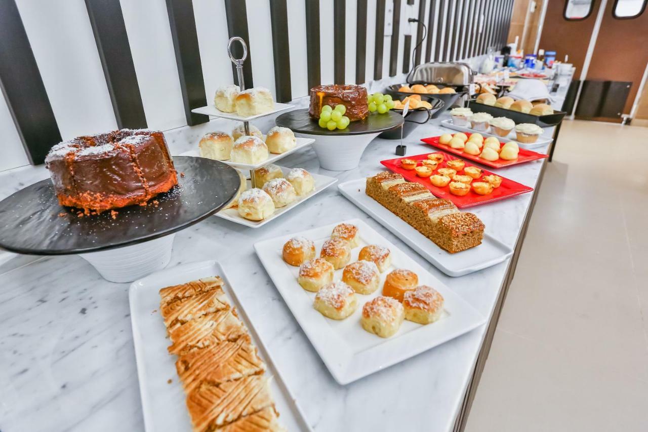 Transamerica Collection 戈亚尼亚 外观 照片 A selection of cakes at a buffet