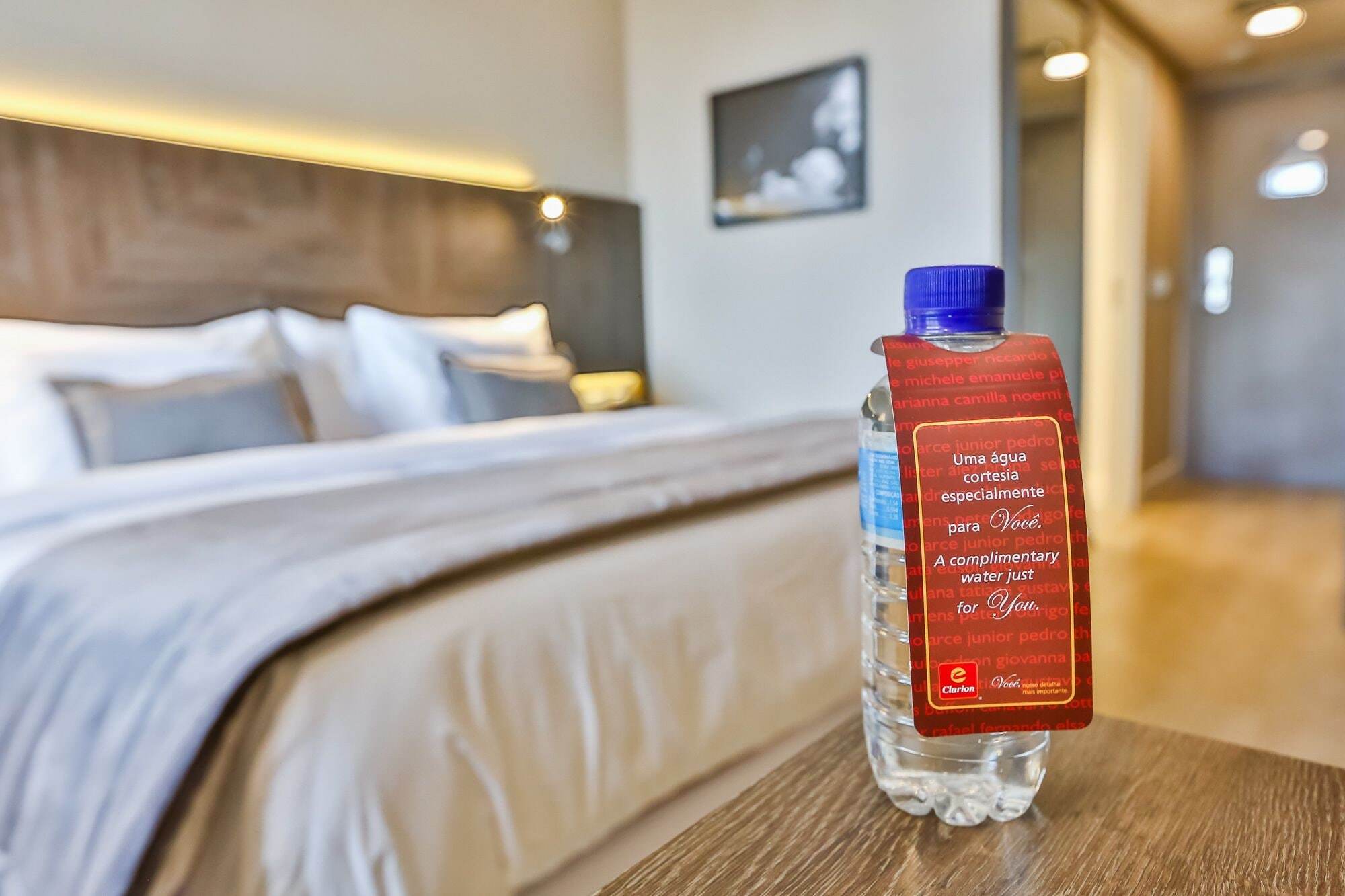 Transamerica Collection 戈亚尼亚 外观 照片 A bottle of water in a hotel room